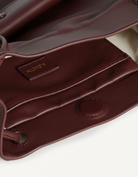 Bucket bag with magnetic closure